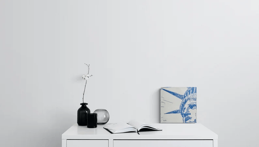 Acrylglas-Block der New Yorker "Lady Liberty" Freiheitsstatue. Druck in Cyan-Blau. Hochwertige Druckqualität – perfekt für New York-Fans! vom Künstler signiert und mit Zertifikat. Limitierte Ausgabe, in 2 Größen.