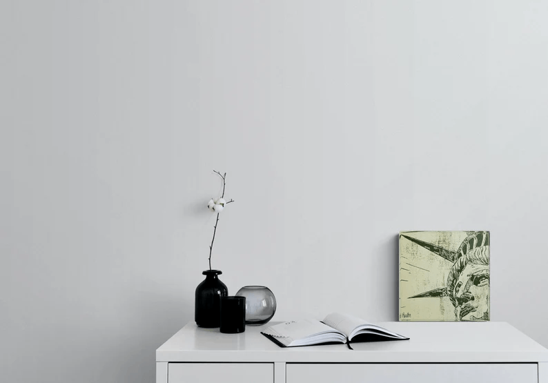 Acrylglas-Block der New Yorker "Lady Liberty" Freiheitsstatue. 2 Farben-Druck in Sand-Grau. Hochwertige Druckqualität – perfekt für New York-Fans!  vom Künstler signiert und mit Zertifikat. Limitierte Ausgabe,  in 2 Größen.