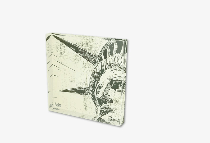 Acrylglas-Block der New Yorker "Lady Liberty" Freiheitsstatue. 2 Farben-Druck in Sand-Grau. Hochwertige Druckqualität – perfekt für New York-Fans!  vom Künstler signiert und mit Zertifikat. Limitierte Ausgabe,  in 2 Größen.