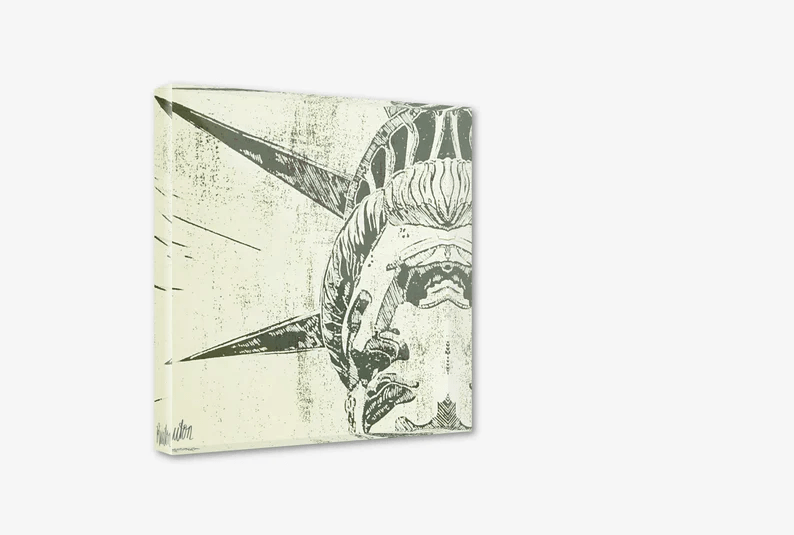 Acrylglas-Block der New Yorker "Lady Liberty" Freiheitsstatue. 2 Farben-Druck in Sand-Grau. Hochwertige Druckqualität – perfekt für New York-Fans!  vom Künstler signiert und mit Zertifikat. Limitierte Ausgabe,  in 2 Größen.